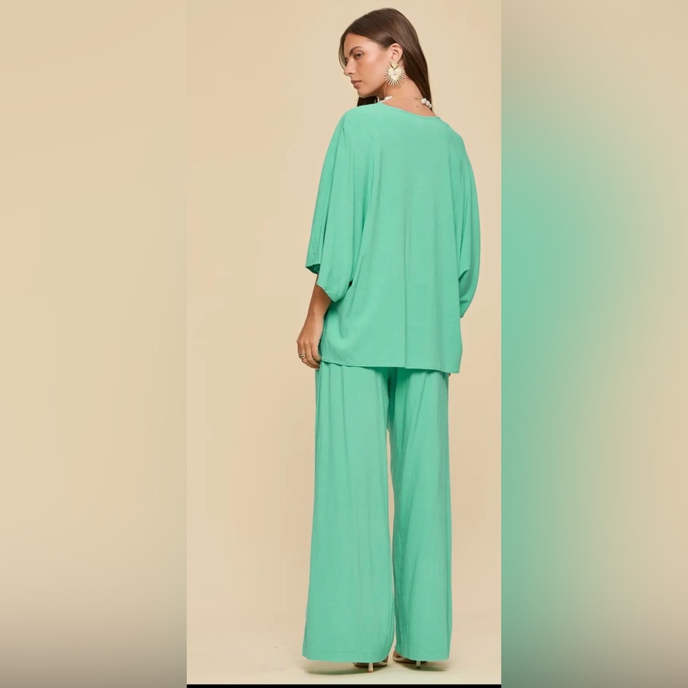 Relaxed Wide-Leg Women’s Pant Set in Mint Green - Picture 3 of 3